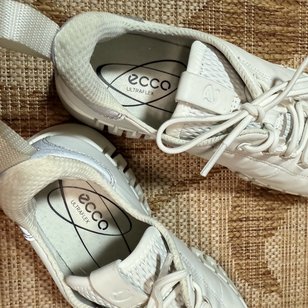 ECCO Gruuv Women's Leather Sneaker - white. 
Size 9/9.5 euro 40 EXCELLENT cond - Picture 4 of 8